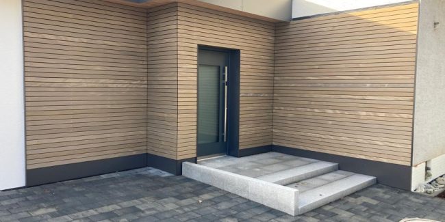 Zimmerei Schlegel moderne Holzfassade Eingangsbereich