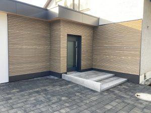 Zimmerei Schlegel moderne Holzfassade Eingangsbereich