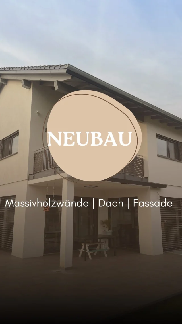 | Holz trifft Mauerwerk |

Bei diesem abgeschlossenen Projekt haben wir das Obergeschoss aus Massivholzwänden von @sterkholzhaus auf ein gemauertes Erdgeschoss gesetzt.
Zusätzlich umgesetzt:
✨ Fassadendetails
🏠 das Dach
🌿 zwei Galerien in den Innenräumen

✨ Mehr Detailsfotos und Einblicke in die Galerien – coming soon.

#holzbau #massivholz #holzarchitektur #holzhaus 
#architektur #handwerk #modernbauen #holztrifftmauerwerk #zimmerei #zimmermann