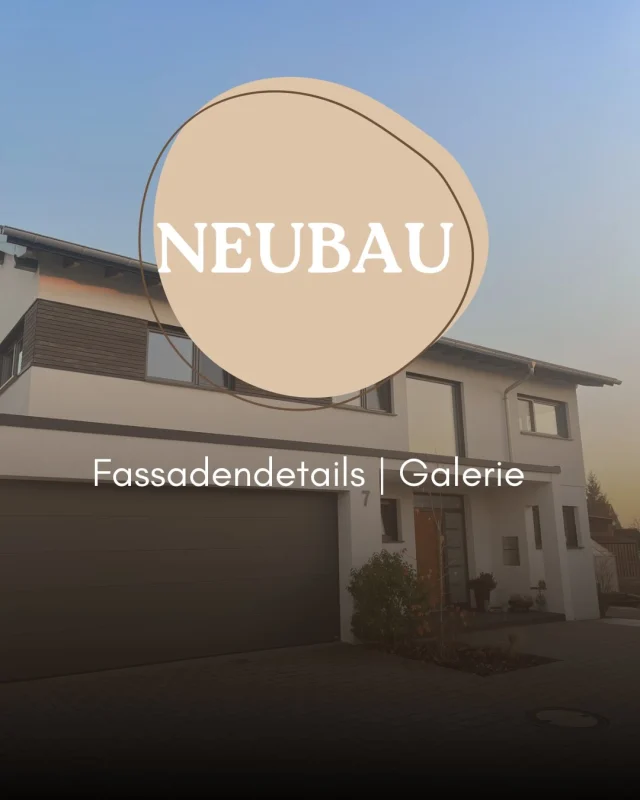 | Bauprojekt im Detail |

Kurz zur Basis: Auf ein gemauertes Erdgeschoss haben wir einen Stock aus Massivholzwänden gesetzt – kennt ihr ja schon😉
Diesmal geht’s um die Feinheiten:
Die Fassadendetails mit quer laufender Holzlattung setzen einen starken Akzent und ergänzen sich perfekt mit dem sonst verputzten Haus. Klar, modern und trotzdem warm 🌿🏡

Innen sind im Obergeschoss in den hohen Räume zwei offene Galerien entstanden.
Der Bauherr hat sie anschließend mit Geländer und Treppe vollendet – Funktion trifft Design 🔨✨

#Massivholzbau #Holzbau #Fassade #Holzfassade
#zimmerei