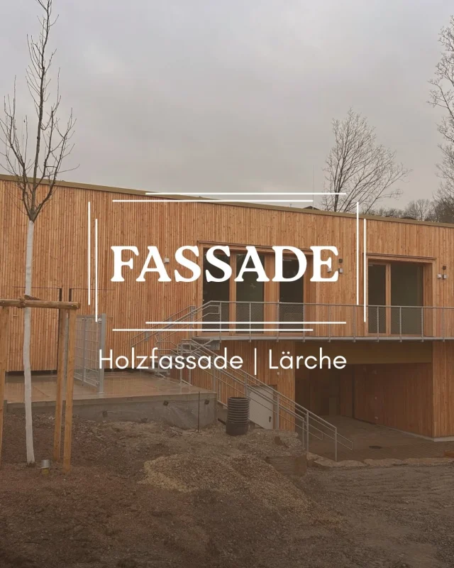 | FASSADE IM FOKUS |

Kita in der Lumper Höhe in Ravensburg.

Ein umfangreiches Projekt aus dem letzten Jahr.
Die Lärchenfassade prägt das Gebäude auf allen vier Seiten – Nord, Ost, Süd und West.

Die Bilder zeigen die Entwicklung von der Planung über die Bauphase bis zum aktuellen Stand.
Die Fensterlaibungen aus Holz wurden von der @schreinerei_koschmiederthomas umgesetzt.

Letzte Details wurden vergangene Woche ausgeführt – das Projekt nähert sich seiner finalen Form. 🌿

#Holzfassade #Lärche #Fassadenbau #Holzbau #zimmerer
