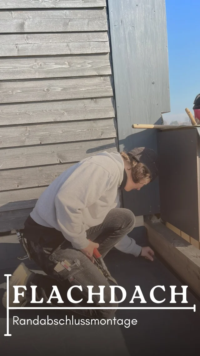 |Randabschluss in Montage| 

Präzisionsarbeit am Dachrand:
Unsere Mitarbeiterin Miri montiert das Randabschlussprofil und sorgt dafür, dass die Abdichtung des Flachdachs sicher gegen Wind geschützt ist. 🌬️

Jede Schraube sitzt – damit später alles dicht ist und dauerhaft hält. 💪

Saubere Details machen den Unterschied.

#Flachdach #girlpower #frauenimhandwerk #zimmerer #handwerk