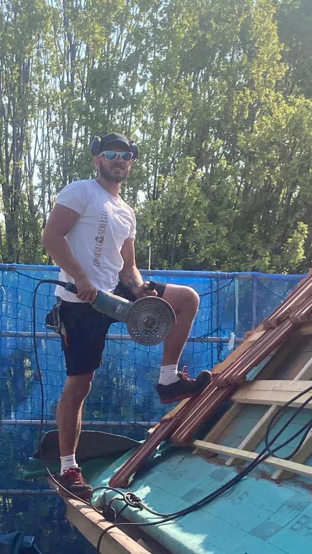 Heute ist ein ganz besonderer Tag: Unser Chris hat heute 10 jähriges Betriebsjubiläum. Chris begann 2016 die Zimmerer Ausbildung in unsere Zimmerei. Schnell zeigt sich sein handwerkliches Geschick, seine praktische Kreativität und Ideenvielfalt sowie sein unermüdlicher Einsatz. Dieses Potenzial hatte er im Laufe der Jahre vertieft, als er berufsbegleitend seinen Meister im Zimmerer Handwerk absolvierte. Chris ist eine feste und zuverlässige Konstante unserer Zimmerei. Nicht nur seinen Know-how, sondern auch seine Persönlichkeit. Mit seiner lockeren und humorvollen Art zauberte er einem schon morgens ein Lächeln ins Gesicht. Auch an den schlechtesten Tagen lässt er sich die Motivation auf der Baustelle nicht nehmen und steckt andere mit seiner guten Laune an. In den zehn Jahren, die wir nun zusammen beschreiten, durften wir Chris nicht nur in seinem beruflichen Werdegang begleiten, sondern auch privat sein Glück mit seiner Frau Sabrina miterleben.

Lieber Chris, wir danken dir für dein Engagement und den Ehrgeiz , den du über die ganzen Jahre in unseren Betrieb steckst. Wir hoffen deinen Humor, dein Handwerkliches Können und dich als Mensch noch viele weitere Jahre an unserer Seite zu haben.