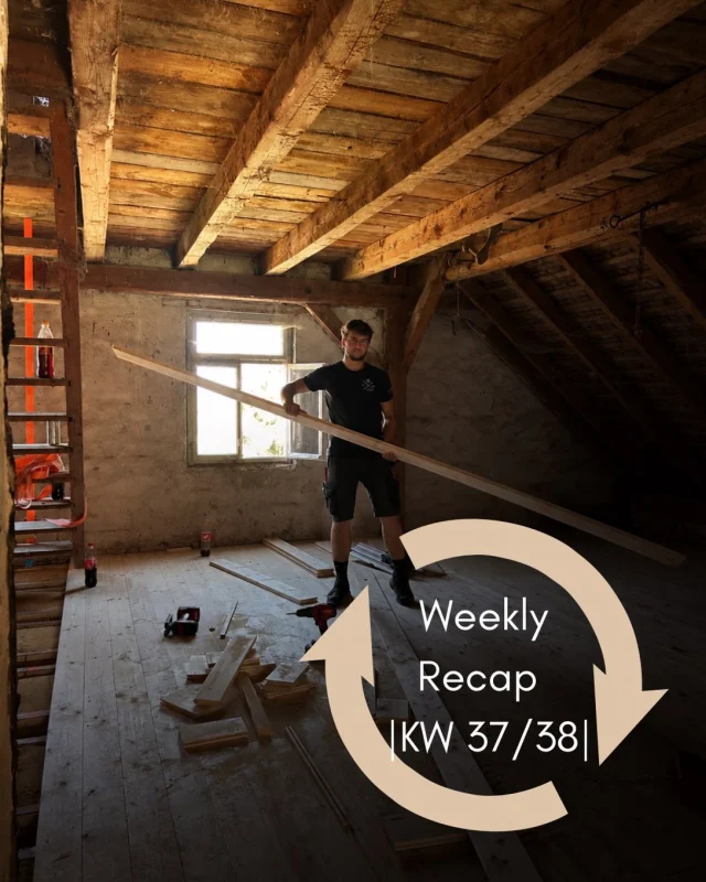 | Weekly Recap KW 37/ 38|

Die letzten beiden Wochen waren wieder vollgepackt mit abwechslungsreichen Projekten – vom klassischen Holzbau über Dacharbeiten bis hin zur Vorfertigung bei uns im Betrieb 💪

🏠 Projekt 1: Bei einem Ausbau im Bestand wurde ein neuer Holzboden verlegt. Die vorhandene Konstruktion wurde sauber vorbereitet und der Boden fachgerecht aufgebaut.

🏗️ Projekt 2: In unserer Werkstatt wurden großformatige Holzbauelemente vorgefertigt. Durch die Vorfertigung können die Bauteile später auf der Baustelle schnell und präzise montiert werden. 

🚁 Projekt 3: Auch die Arbeiten aus der Vogelperspektive können sich sehen lassen. Auf dem Dach wurde die Unterkonstruktion für die weitere Eindeckung hergestellt.

💪🏻Projekt 4: Zwischendurch durfte natürlich auch der Teamgeist nicht zu kurz kommen. Gemeinsam anpacken gehört für uns genauso dazu wie eine gute Zusammenarbeit auf der Baustelle.

🔨 Projekt 5: Bei unserem spezial Projekt in Ischgl ging auch wieder einiges voran. Dort wurde nämlich alles für den bald kommenden Boden vorbereitet. Woche für Woche wird hier nun alles immer wohnlicher.

🏗️ Projekt 7: Beim Dachprojekt ging es mit Unterstützung unseres Krans hoch hinaus. Die benötigten Bauteile und Materialien wurden sicher auf das Dach gebracht, während parallel die Unterkonstruktion vorbereitet und die Dacheindeckung mit Dachziegeln weitergeführt wurde. So greifen Logistik und Handwerk auf der Baustelle perfekt ineinander.

🪵 Projekt 8: Und da ab und zu auch ein bisschen Theorie sein muss- hatte unser Team noch eine Kraneinweisung. So ist für Sicherheit und effizientes Arbeiten gesorgt. 

Zwei abwechslungsreiche Wochen liegen hinter uns – viele verschiedene Baustellen, jede Menge Holz und vor allem wieder starke Arbeit von unserem gesamten Team!

#weeklyrecap #kw37 #kw38 #holzbau #dachsanierung
