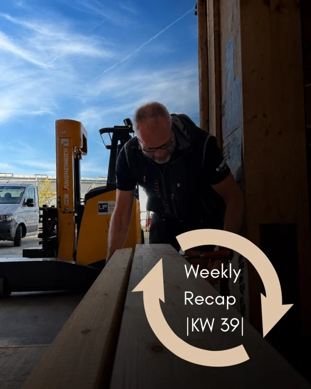 |Weekly Recap KW39|

Auch diese Woche war bei uns wieder einiges los – von der Baustelle über die Werkstatt bis hin zur Vorfertigung 💪

🏠 Projekt 1: Bei unserem Holzbauprojekt geht es sichtbar voran. Auf den Bildern lässt sich der Baufortschritt gut erkennen – die Außenwände stehen bereits und die Gebäudehülle nimmt immer mehr Form an. Schritt für Schritt wird aus der Holzkonstruktion das fertige Gebäude.

🏗️ Projekt 2: Auf dem Dach wurde rund um den bestehenden Kamin gearbeitet. Die Anschlüsse und Durchdringungen wurden fachgerecht vorbereitet und abgedichtet – wichtige Details für einen dauerhaft sicheren Dachaufbau.
Außerdem: Wie viel Spaß unser Team am Kran fahren hat, ist wohl unverkennbar 😁

🪚 Projekt 3: In der Werkstatt wurde weiter fleißig vorbereitet und zugeschnitten. Die einzelnen Holzbauteile werden präzise bearbeitet und für die spätere Montage passgenau vorbereitet.

🚛 Projekt 4: Auch bei der Vorfertigung ging es weiter voran. Weitere Holzrahmenelemente wurden bei uns im Betrieb gefertigt, vorbereitet und anschließend für den Transport zur Baustelle verladen. So können die Bauteile vor Ort effizient und passgenau montiert werden.

Wieder eine abwechslungsreiche Woche mit viel Holz, präziser Arbeit und sichtbaren Fortschritten auf unseren Baustellen und im Betrieb 🙌

#weeklyrecap #kw39 #holzbau #holzrahmenbau #vorfertigung